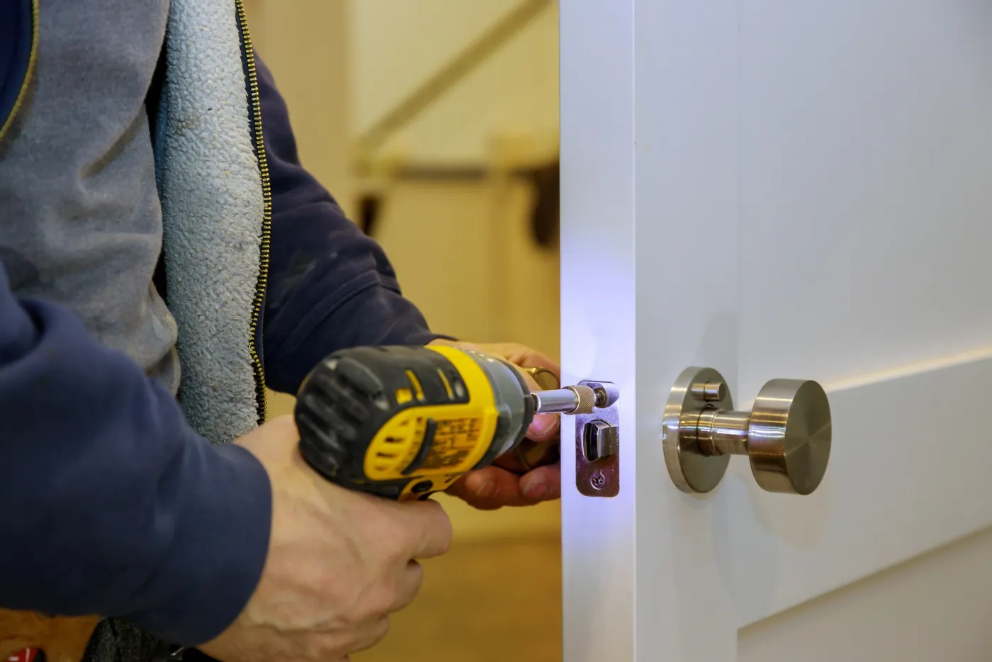 Pose d'un cylindre sur une porte d'appartement à Bagneux